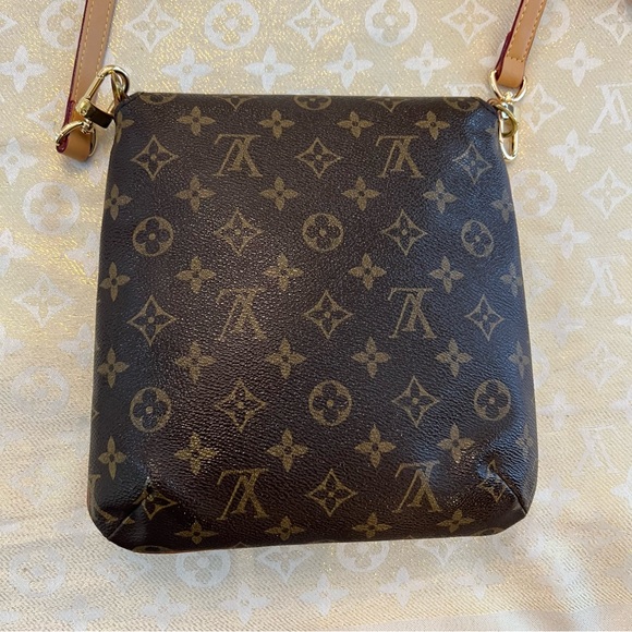 SOLD Louis Vuitton Crossbody Bag ❤️ - Picture 5 of 14